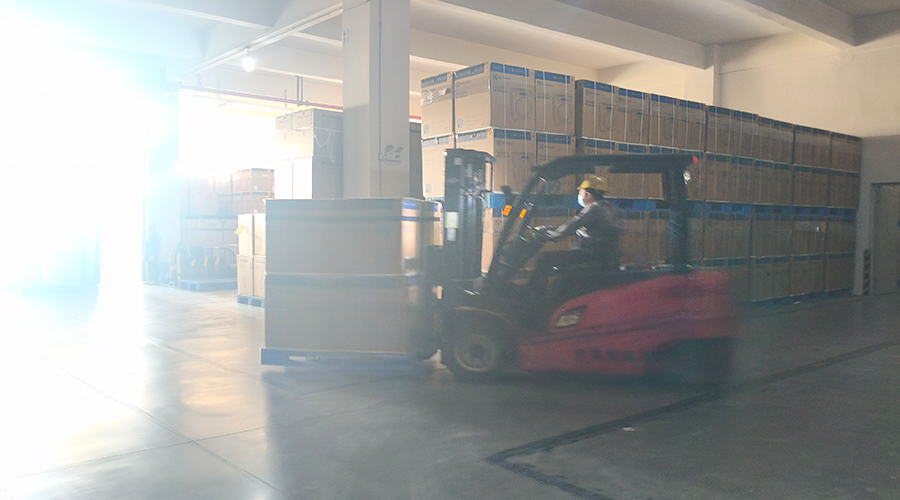 倉庫繁忙，每日多條柜滾筒干衣機發(fā)往全球