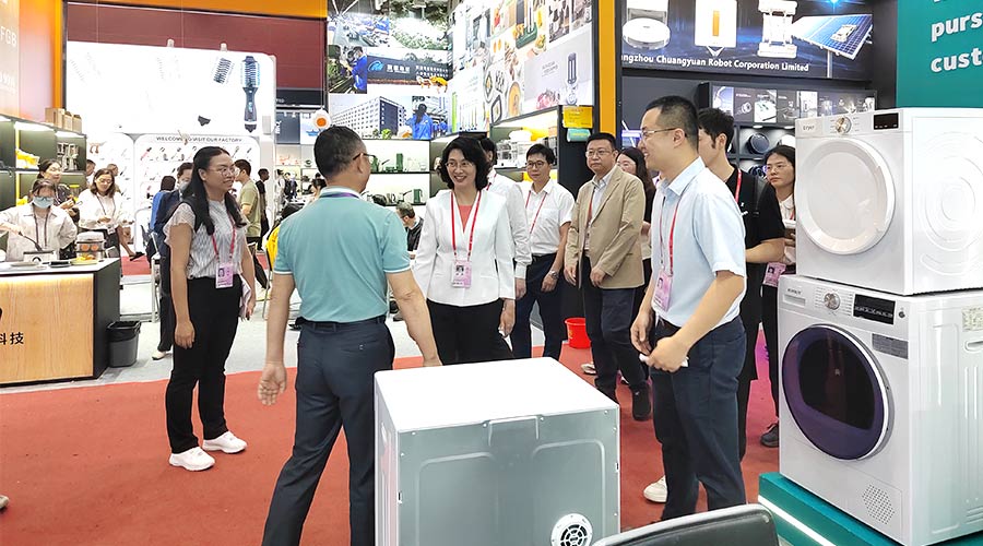 廣交會(huì )迎來(lái)大咖！江門(mén)市市長(cháng)親臨金環(huán)電器展位參觀(guān)交流