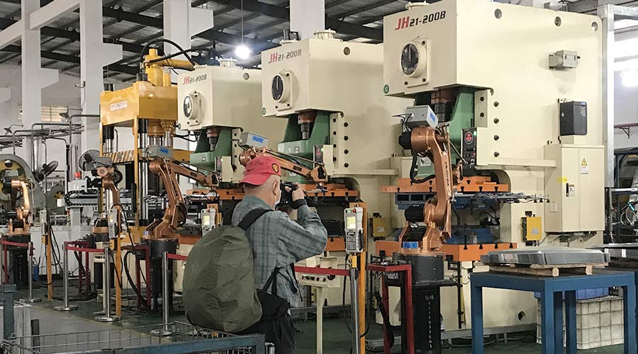 江門(mén)市攝影協(xié)會(huì )蒞臨金環(huán)電器拍攝交流  用鏡頭見(jiàn)證實(shí)力！