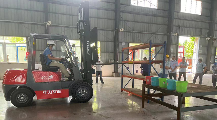 比技能 展風(fēng)采！金環(huán)電器參與鶴城鎮第二屆企業(yè)職工叉車(chē)技能競賽