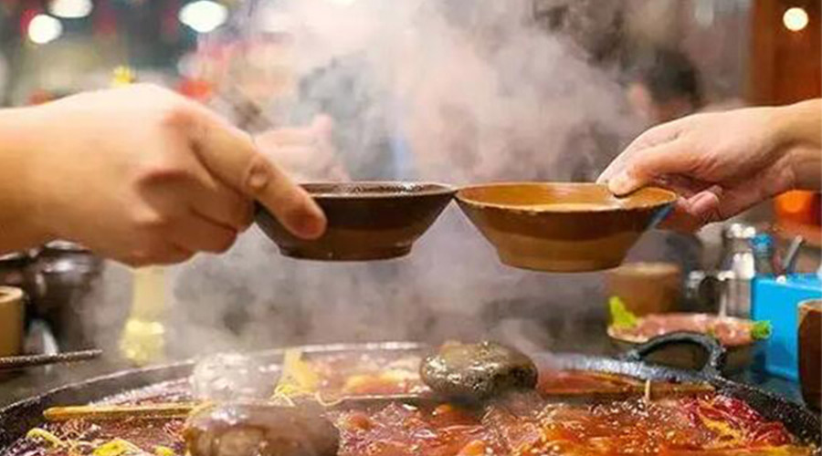 冬天火鍋團建引來(lái)一身火鍋味  衣物烘干機化解職場(chǎng)尷尬！